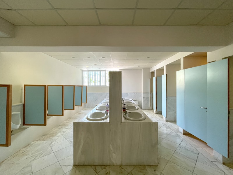Rangée d'éviers dans une salle de bain commerciale